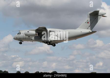 Le 26902, un Embraer KC-390 Millennium, un avion de transport exploité par l'armée de l'air portugaise, arrive à la RAF Fairford dans le Gloucestershire, en Angleterre, pour participer au Royal International Air Tattoo 2024 (RIAT24). Banque D'Images