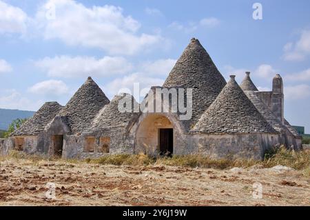 Maisons Trulli en campagne, Province de Bari, Pouilles, Italie Banque D'Images