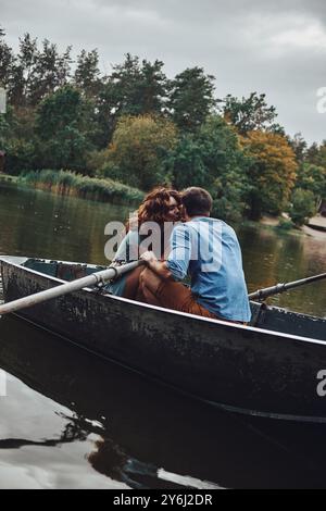 Deux cœurs remplis d'amour. Beau jeune couple embrassant tout en profitant de la date romantique sur le lac Banque D'Images