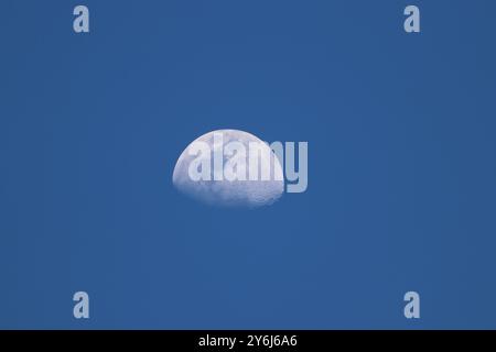 Lune gibbbous cirée dans la journée Banque D'Images