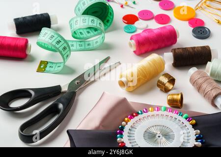 Artisanat essentiels pour les projets de couture affichés sur une table avec du tissu, des fils et des outils Banque D'Images