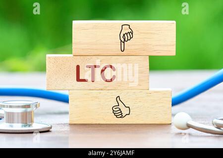 LTC long Term Care texte écrit une phrase conceptuelle sur des blocs de bois Banque D'Images