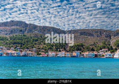 Maisons traditionnelles multicolores et colorées en bord de mer à Kastellorizo ​​island, Dodekanisos, Grèce Banque D'Images