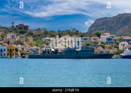 Maisons traditionnelles multicolores et colorées en bord de mer et marine grecque à Kastellorizo ​​island, Dodekanisos, Grèce Banque D'Images