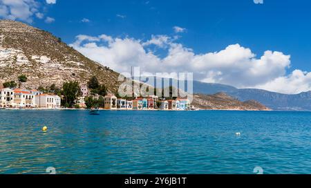 Maisons traditionnelles multicolores et colorées en bord de mer à Kastellorizo ​​island, Dodekanisos, Grèce Banque D'Images