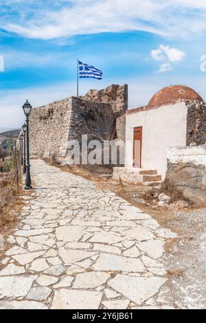 Drapeau grec agitant à Kastellorizo ​​castle, Kastellorizo ​​island, Dodekanisos, Grèce Banque D'Images