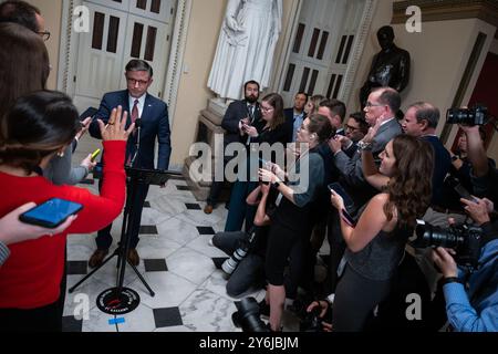 Washington, États-Unis. 25 septembre 2024. Le président de la Chambre des représentants des États-Unis Mike Johnson (républicain de Louisiane) tient une conférence de presse après l'adoption du projet de loi de financement de la CR au Capitole à Washington, DC, États-Unis, le mercredi 25 septembre 2024. Le projet de loi sur le financement à court terme évitera un arrêt du gouvernement s'il est adopté par le Sénat. Photo Annabelle Gordon/CNP/ABACAPRESS. COM Credit : Abaca Press/Alamy Live News Banque D'Images