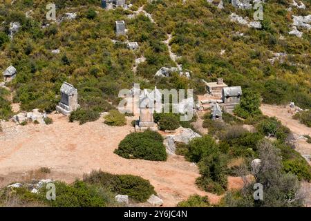 Beaucoup de tombeau lycien en pierre sur terre à Kalekoy, Kekova, Antalya, Turquie Banque D'Images