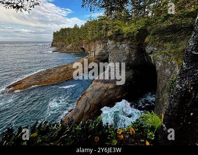 Maka Reservation, Washington, États-Unis. 26 septembre 2024. Les nuages de l'après-midi se sont dégagés pour révéler la beauté des points de vue à la fin du sentier Cape Flattery. Cape Flattery est le point le plus au nord-ouest des États-Unis contigus. C'est dans le comté de Clallam, dans l'État de Washington, sur la péninsule olympique, que le détroit de Juan de Fuca rejoint l'océan Pacifique. Elle fait également partie de la réserve Makah et constitue la limite nord du sanctuaire marin national Olympic Coast. (Crédit image : © Bruce Chambers/ZUMA Press Wire) USAGE ÉDITORIAL SEULEMENT! Non destiné à UN USAGE commercial ! Banque D'Images