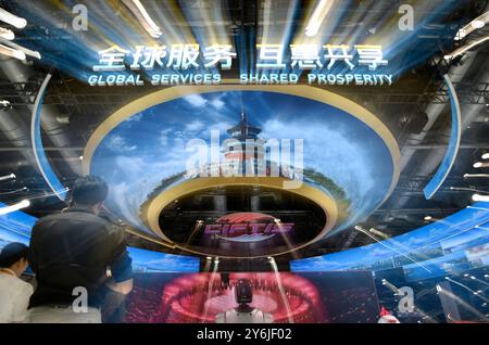 Pékin/Hangzhou. 26 septembre 2024. Les visiteurs visitent le China National Convention Center, un lieu de la Foire internationale du commerce des services de Chine 2024 (CIFTIS), à Pékin, capitale de la Chine, le 12 septembre 2024. Crédit : Wu Wei/Xinhua/Alamy Live News Banque D'Images