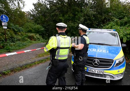 Solingen, Allemagne. 26 septembre 2024. Les policiers se tiennent à un cordon dans le centre-ville. Dans le cadre de l'attentat terroriste islamiste présumé à Solingen, la police fouille de nouveau un quartier de la ville. Crédit : Roberto Pfeil/dpa/Alamy Live News Banque D'Images