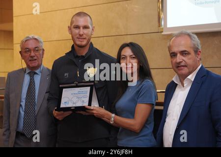 Cérémonie de remise des prix aux athlètes d'Émilie-Romagne impliqués dans les Jeux Olympiques et Paralympiques de Paris 2024 - les participants sont Irene Priolo présidente par intérim de la région, A. Dondi présidente régionale du CONI, D. Scazzieri vice-présidente régionale du CIP, G. Manghi chef du secrétariat politique de la Présidence de la région, l'entraîneur de l'équipe nationale féminine de volleyball Julio Velasco, les olympiennes G. Paltrinieri (natation - argent et bronze), E. Iorio (gymnastique artistique féminine), A. Maurelli (gymnastique rythmique par équipe - bronze), L. Samele (sabre individuel bronze), L. Rambaldi (rangée Banque D'Images