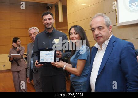 Cérémonie de remise des prix aux athlètes d'Émilie-Romagne impliqués dans les Jeux Olympiques et Paralympiques de Paris 2024 - les participants sont Irene Priolo présidente par intérim de la région, A. Dondi présidente régionale du CONI, D. Scazzieri vice-présidente régionale du CIP, G. Manghi chef du secrétariat politique de la Présidence de la région, l'entraîneur de l'équipe nationale féminine de volleyball Julio Velasco, les olympiennes G. Paltrinieri (natation - argent et bronze), E. Iorio (gymnastique artistique féminine), A. Maurelli (gymnastique rythmique par équipe - bronze), L. Samele (sabre individuel bronze), L. Rambaldi (rangée Banque D'Images