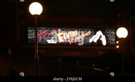 Buena Park, Californie, USA 22 septembre 2024 Elvira Marquee à KnottÕs Scary Farm le 22 septembre 2024 à Buena Park, Californie, USA. Photo de Barry King/Alamy Stock photo Banque D'Images