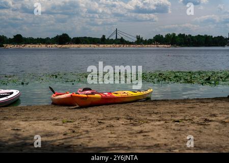 Kyiv parc Natalka et rivière Dnipro à l'heure d'été Banque D'Images