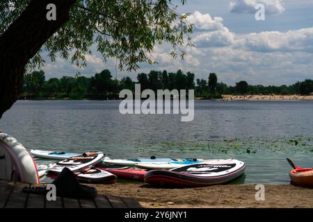 Kyiv parc Natalka et rivière Dnipro à l'heure d'été Banque D'Images