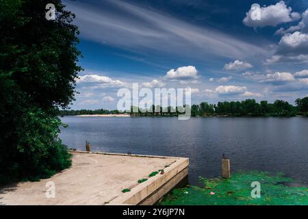 Kyiv parc Natalka et rivière Dnipro à l'heure d'été Banque D'Images