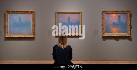 The Courtauld Gallery, Londres, Royaume-Uni. 26 septembre 2024. Une exposition de peintures impressionnistes de Claude Monet (1840 -1926), présentant des vues de la Tamise, est présentée ensemble pour la première fois au Royaume-Uni à la Courtauld Gallery de Londres (27 septembre 2024 - 19 janvier 2025). Les travaux comprennent : (à gauche) chambres du Parlement dans le brouillard, 1903. High Museum of Art, Atlanta ; (au centre) Claude Monet, chambres du Parlement, 1904. Kunstmuseen Krefeld ; (à droite) Londres, Parlement. Lumière du soleil dans le brouillard, 1904. Musée d’Orsay. Crédit : Malcolm Park/Alamy Live News Banque D'Images
