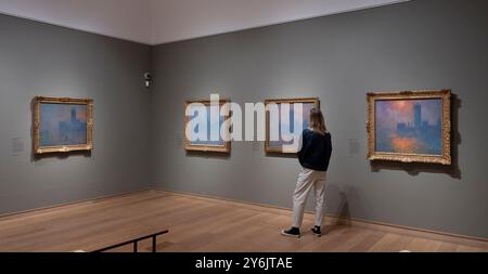 The Courtauld Gallery, Londres, Royaume-Uni. 26 septembre 2024. Une exposition de peintures impressionnistes de Claude Monet (1840 -1926), présentant des vues de la Tamise, est présentée ensemble pour la première fois au Royaume-Uni à la Courtauld Gallery de Londres (27 septembre 2024 - 19 janvier 2025). Œuvres : crédit : Malcolm Park/Alamy Live News Banque D'Images