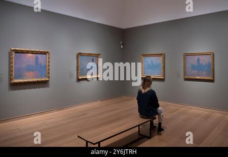The Courtauld Gallery, Londres, Royaume-Uni. 26 septembre 2024. Une exposition de peintures impressionnistes de Claude Monet (1840 -1926), présentant des vues de la Tamise, est présentée ensemble pour la première fois au Royaume-Uni à la Courtauld Gallery de Londres (27 septembre 2024 - 19 janvier 2025). Crédit : Malcolm Park/Alamy Live News Banque D'Images