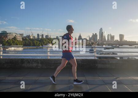 Londres, Royaume-Uni. 26 septembre 2024 Un jogger courant sur le pont de Waterloo dans le soleil matinal lumineux après de fortes précipitations crédit. Amer Ghazzal/Alamy Live News Banque D'Images