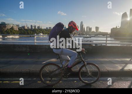 Londres, Royaume-Uni. 26 septembre 2024 Un cycliste chevauchant sur le pont de Waterloo dans le soleil matinal lumineux après de fortes précipitations crédit. Amer Ghazzal/Alamy Live News Banque D'Images