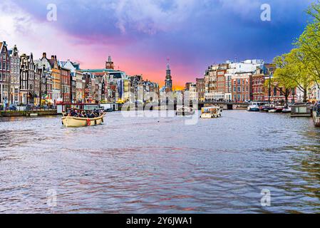 Amsterdam maisons réflexes dans le canal avant le lever du soleil Banque D'Images