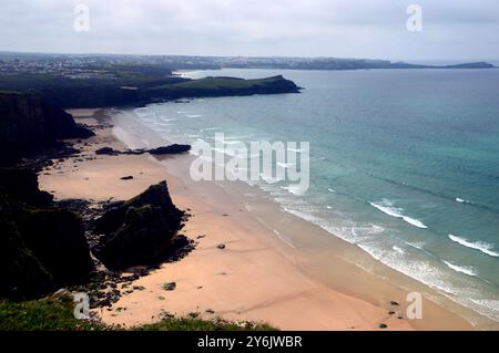 Trevelgue se dirige sur Porth Island depuis Whipsiderry Beach près de Newquay depuis le sentier côtier du sud-ouest, Cornouailles du nord, Angleterre, Royaume-Uni Banque D'Images