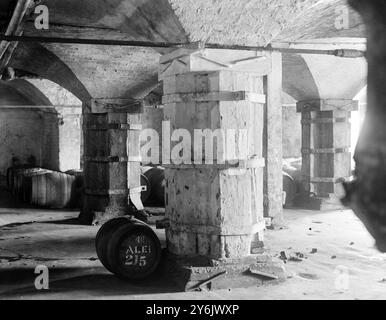 La fermeture de la Royal Brewery à Brentford , West London , Angleterre . Une vue sur les anciennes caves qui donnent sur la Tamise et ont été en usage continu depuis plus de 200 ans. 21 avril 1923 Banque D'Images