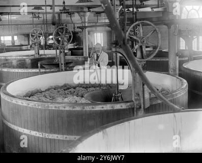 La fermeture de la Royal Brewery à Brentford , West London , Angleterre . Travailler la dernière infusion dans les bacs de fermentation . 21 avril 1923 Banque D'Images