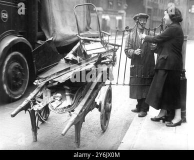 Les femmes au foyer répondent à l'appel de l'ancien fer L'appel à l'échelle nationale pour le vieux fer pour maintenir la production de nouvel acier Une femme au foyer londonienne remettant un vieux lit le 6 juillet 1937 Banque D'Images