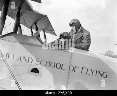 Capitaine C. D. Barnard instruisant la comtesse de Kinnoull ( Enid Margaret Hamlyn Fellows ) à l'aérodrome de Havilland , Hendon où la comtesse apprend à voler . 20 mai 1924 Banque D'Images