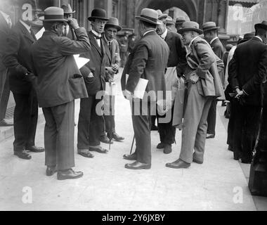 Le major général Sir Frederick H. Sykes et les premiers ministres du Dominion quittent Westminster, Londres , pour inspecter le dirigeable R 33 à l'aéroport de Croydon, Surrey au début des années 1920. Banque D'Images