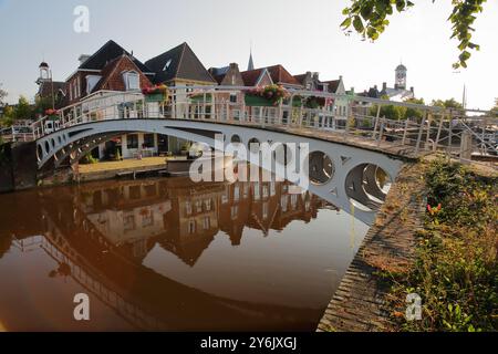 Reflets de maisons traditionnelles et d'une passerelle (Turfmarkt) sur le petit canal (klein Diep) à Dokkum, Frise, pays-Bas, avec Oud Stadhuis Banque D'Images