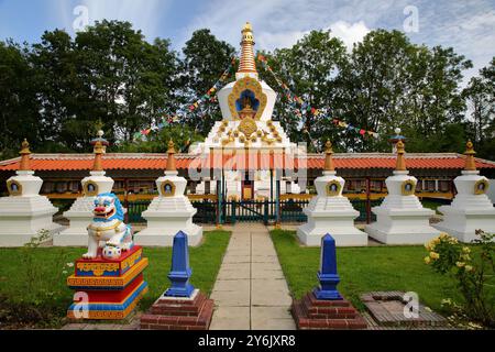 HANTUM, FRISE, PAYS-BAS - 4 AOÛT 2024 : Karma Deleg Cho Phel Ling, un temple bouddhiste tibétain situé dans la campagne près de Hantum Banque D'Images