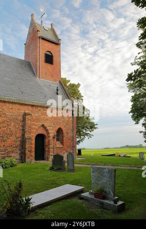 L'église réformée dans le village de Waaxens (près de Dokkum), Frise, pays-Bas, avec sa tour de l'horloge et son cimetière Banque D'Images