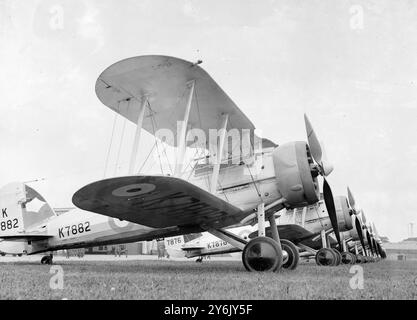 Aérodrome de Biggin Hill , Kent , Angleterre manœuvres de défense aérienne de Londres . Avion de chasse du No 32 Squadron , Gloster Gauntlets , aligné sur l'aérodrome . 1937 Banque D'Images