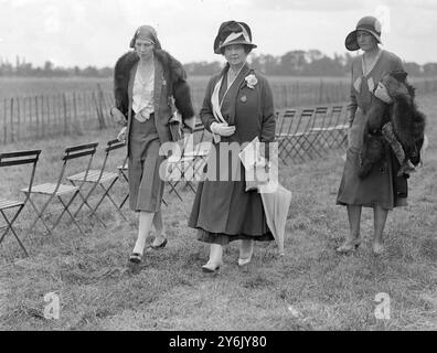 Aérodrome de Hanworth , Londres , Angleterre Mme Stanley Baldwin ' s Flying Rally à Hanworth . Cette réunion a pour but d'aider le Fonds national d'affectation spéciale pour les anniversaires (pour l'extension des services de maternité), y compris l'appel lancé par Mme Baldwin en faveur des anesthésiques. Madame Baldwin . 1930 Banque D'Images