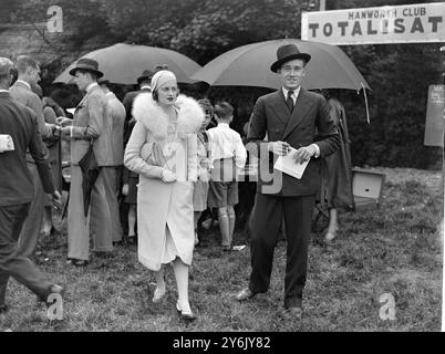 Aérodrome de Hanworth , Londres , Angleterre Mme Stanley Baldwin ' s Flying Rally à Hanworth . Cette réunion a pour but d'aider le Fonds fiduciaire national d'anniversaire ( pour l'extension des services de maternité ), y compris l'appel de Mme Baldwin pour les anesthésiques . Mlle Sonia Converse et le comte de Seconzae . 1930 Banque D'Images