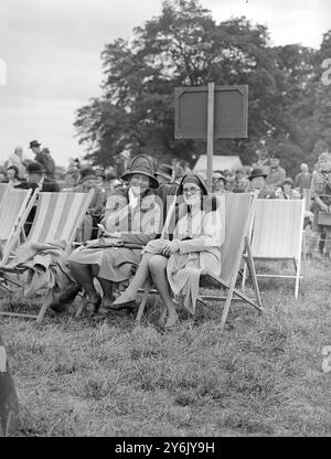 Aérodrome de Hanworth , Londres , Angleterre Mme Stanley Baldwin ' s Flying Rally à Hanworth . Cette réunion a pour but d'aider le Fonds fiduciaire national d'anniversaire ( pour l'extension des services de maternité ), y compris l'appel de Mme Baldwin pour les anesthésiques . La duchesse de Bedford et Mme Bentley 1930 Banque D'Images