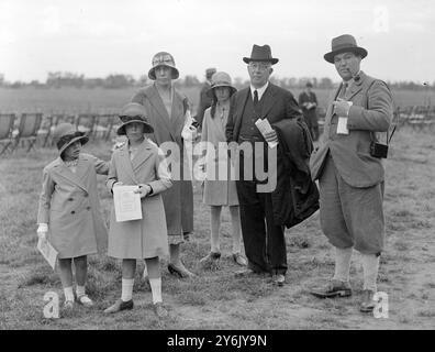 Aérodrome de Hanworth , Londres , Angleterre Mme Stanley Baldwin ' s Flying Rally à Hanworth . Cette réunion a pour but d'aider le Fonds fiduciaire national d'anniversaire ( pour l'extension des services de maternité ), y compris l'appel de Mme Baldwin pour les anesthésiques . Lady Congleton et sa famille 1930 Banque D'Images