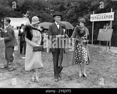 Aérodrome de Hanworth , Londres , Angleterre Mme Stanley Baldwin ' s Flying Rally à Hanworth . Cette réunion a pour but d'aider le Fonds fiduciaire national d'anniversaire ( pour l'extension des services de maternité ), y compris l'appel de Mme Baldwin pour les anesthésiques . Lord George Cholmondeley 1930 Banque D'Images