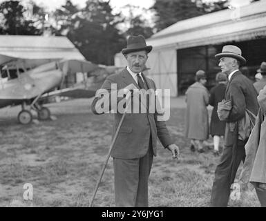 Aérodrome de Hanworth , Londres , Angleterre Mme Stanley Baldwin ' s Flying Rally à Hanworth . Cette réunion a pour but d'aider le Fonds fiduciaire national d'anniversaire ( pour l'extension des services de maternité ), y compris l'appel de Mme Baldwin pour les anesthésiques . Lieutenant-colonel Edwards , directeur général de l'aérodrome de Hanworth . 1930 Banque D'Images