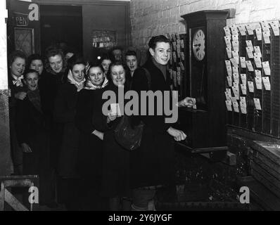 Retour au travail dans les Midlands 24 février 1947 les usines dans la région des Midlands sont retournées à la production lorsque l'électricité a été rétablie dans les industries là-bas. Des centaines de milliers de travailleurs qui étaient sans emploi pendant la crise du carburant ont de nouveau pointé sur leur lieu de travail. L'image montre : faire la queue sur une note plus heureuse. Les ouvriers font la queue aux usines de Birmingham de la Hercules cycle Co Banque D'Images