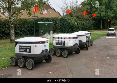 Starship Food Delivery robots, Wootton Fields, Northampton, Royaume-Uni ; un nouveau service introduit par le magasin local Co-op Banque D'Images