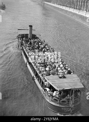 ' Vicomtesse ' part de Westminster Pier sur la Tamise avec une charge complète de vacanciers à bord. 1er août 1938 Banque D'Images