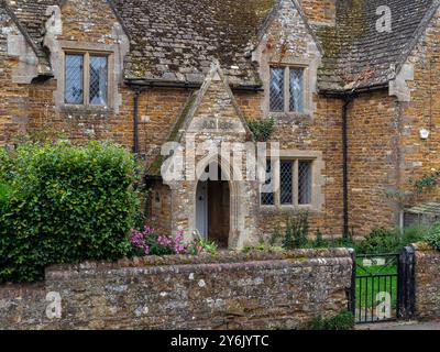 Propriété d'époque construite en pierre avec la date de 1866 inscrite, dans le village d'Ashley, Northamptonshire, Royaume-Uni Banque D'Images