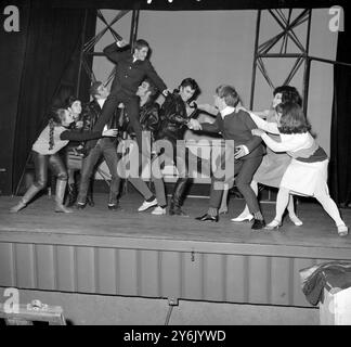 Ce qui semble être un combat de rue fait en fait partie d'un nouveau ballet intitulé ' Mods and Rockers ' , chorégraphié par Peter Darrell sur la musique de John Lennon , Paul McCartney et George Harrison du groupe pop The Beatles . Cette scène est photographiée pendant la répétition de ce soir au Prince Charles Theatre , Londres . Le ballet With - IT est le point fort du programme présenté par la Western Theatre Ballet Company pour une saison de Noël qui s’ouvrira le 18 décembre. La compagnie l'appelle un ballet pour Beats . 16 décembre 1963 Banque D'Images