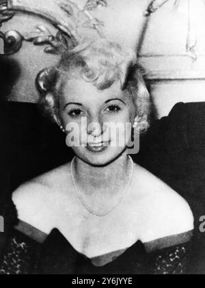 Ruth Ellis , 28 ans, qui a été mise en accusation à Londres pour le meurtre du pilote automobile David Blakely , 25 ans, qui a été retrouvé abattu devant une maison publique de Hampstead dans la nuit du dimanche de Pâques . Ruth est une blonde cendrée dirigeante d'un club du West End le 21 avril 1955 Banque D'Images