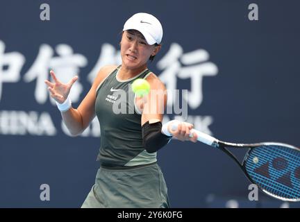 Pékin, Chine. 26 septembre 2024. Wang Xiyu, de Chine, fait son retour lors du match de premier tour féminin contre Viktorija Golubic, de Suisse, au tournoi de tennis de l'Open de Chine 2024 à Beijing, en Chine, le 26 septembre 2024. Crédit : Zhang Chen/Xinhua/Alamy Live News Banque D'Images